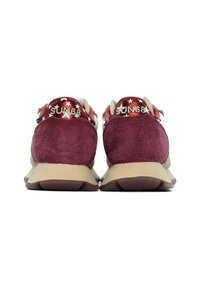 Bordowe i beżowe trampki z zamszowymi i błyszczącymi czerwonymi akcentami, z wyściełaną podeszwą i logo na pięcie.