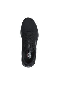 Scarpa sportiva nera con tomaia in rete, punta rotonda e lacci. Presenta un collare e una soletta imbottiti con etichetta "Air-Cooled Memory Foam".