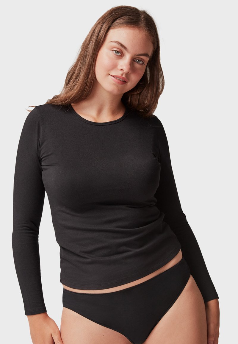 Top de manga larga negro hecho de una tela suave con un escote redondo, combinado con bragas negras a juego. Diseño sutilmente ajustado.