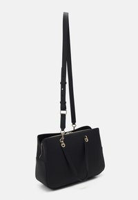 Borsa tote in pelle nera con finitura testurizzata. Dotata di doppi manici superiori, tracolla regolabile, hardware in tono dorato e chiusura con zip.
