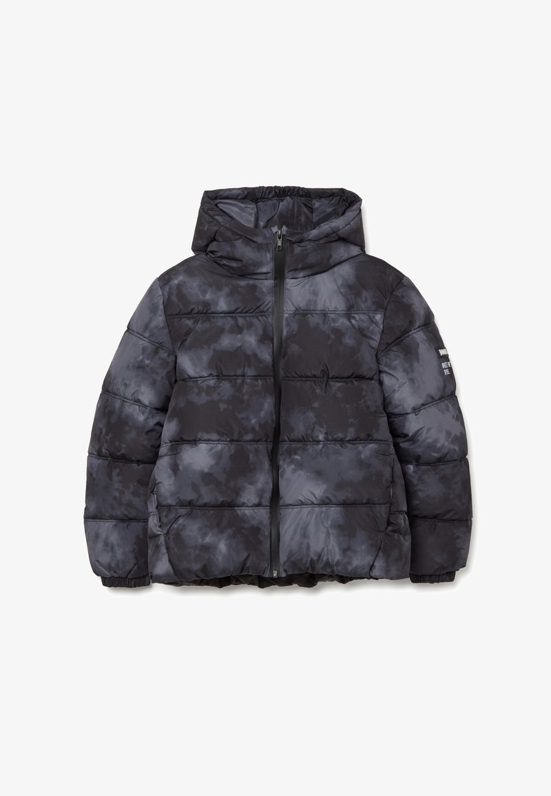 Giacca a soffietto nera con effetto tie-dye, dotata di cappuccio, chiusura a zip e polsini elasticizzati. Forma boxy con cuciture orizzontali.