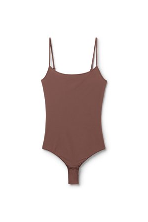 Hnědé bezrukávové body s tenkými nastavitelnými ramínky a zapínáním na patentky v rozkroku, položené na bílem pozadí.