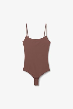 Body marron sans manches avec fines bretelles réglables et une fermeture pressionnée à l'entrejambe, posé à plat sur un fond blanc.