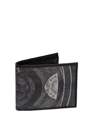 Složená černá a šedá peněženka s kruhovými abstraktními vzory a částečně viditelným textem na přední straně, izolovaná na bílém pozadí.