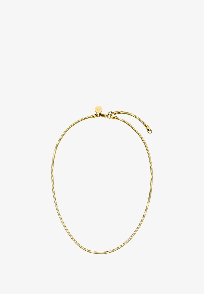 Gouden halsketting met een soepel, flexibel ontwerp. Heeft een gestructureerde ketting en een kleine cirkelvormige sluiting, wat zorgt voor een minimalistische uitstraling.