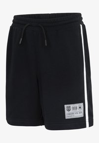 Svarte bomullsshorts med elastisk midjebånd, hvite sidestreker og et merkeplaster foran. Glatt tekstur, uformell design.