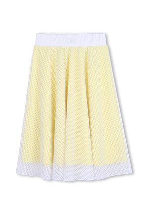 Jupe jaune en ligne A avec superposition en mesh blanc et large ceinture blanche, longueur au genou, motif texturé.