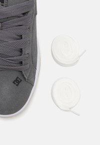 DC Shoes COURT GRAFFIK UNISEX - Tenisky - dark grey/black
