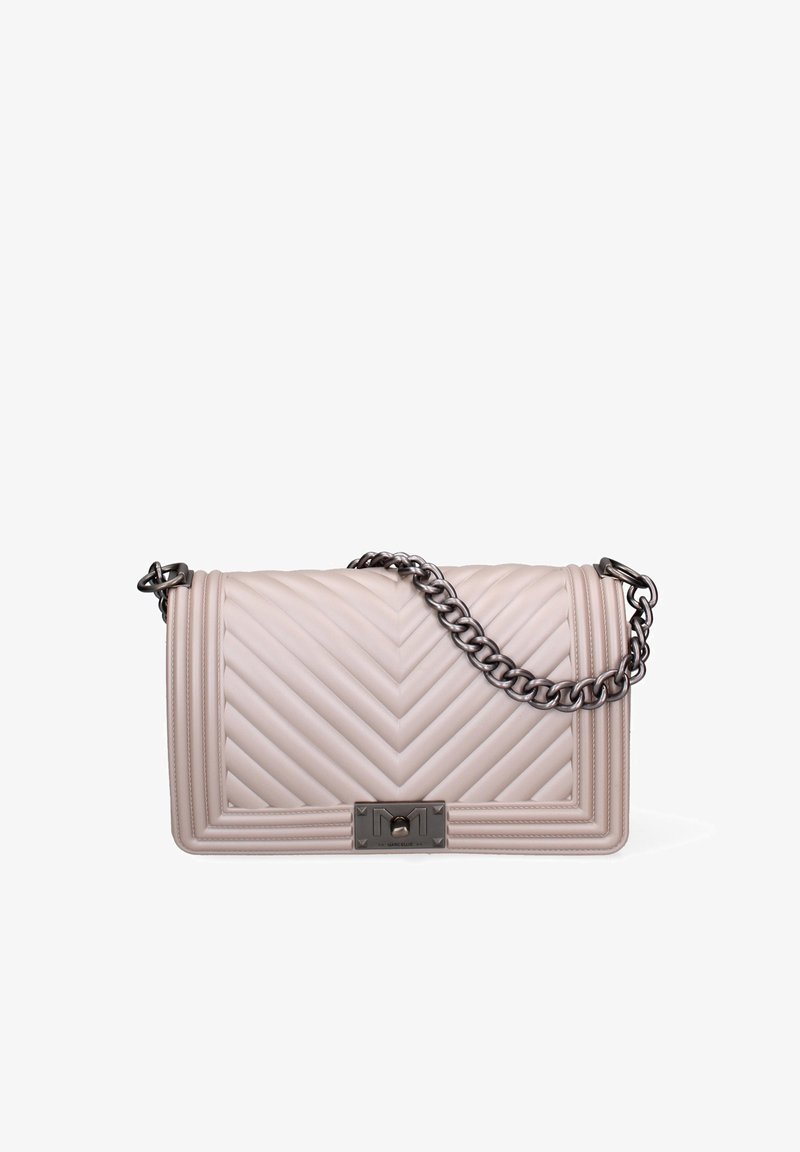 Borsa a tracolla in pelle trapuntata di un delicato rosa, con motivo a zigzag, manico a catena grigia e un clasp metallico con un accento del logo.