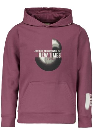 Lilla hættetrøje med frontlomme og grafisk tekst "Just keep on focussing on the NEW TIMES" over et sort-hvidt cirkeldesign.