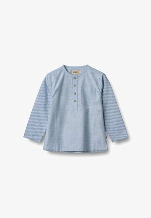 Camicia a maniche lunghe azzurro chiaro con strisce verticali bianche, colletto rotondo, apertura con bottoni e taschino singolo, realizzata in tessuto leggero.