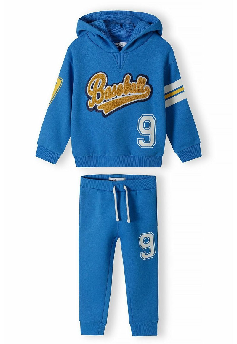 Blå hoodie med texten "Baseball", nummer 9 och randiga detaljer. Matchande blå byxor med nummer 9. Båda i mjukt material.