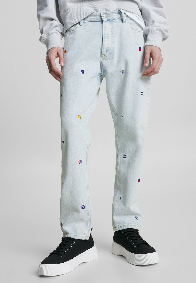 Tommy Jeans REGULAR TAPERED EMBROIDERED Jean droit denim light