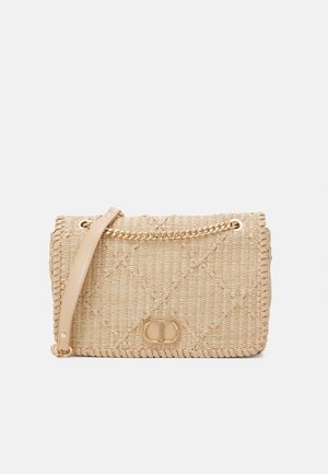 Beżowa pleciona torebka z kwiatowym wzorem, złotym łańcuszkiem, skórzanym paskiem i złotym zapięciem na jednolitym jasnym tle.