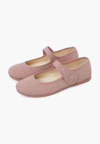 Zapatos tipo Mary Jane de color rosa con parte superior de tela texturizada, puntera redonda y una correa ajustable con un botón circular. Suela plana, diseño casual.