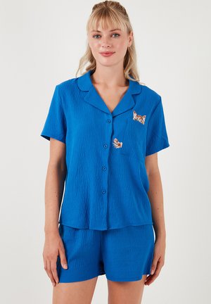 Blauw pyjama set met korte mouwen in een gestructureerd materiaal, bestaande uit een knoopsluiting shirt met twee kleine geborduurde dierenontwerpen op de zak.