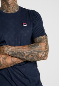 Fila NARIMAN TEE - Camiseta estampada - black iris