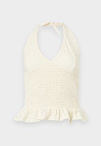 Top halter de color crema con pequeños patrones de ojales, sección media fruncida y detalle de dobladillo con volantes.
