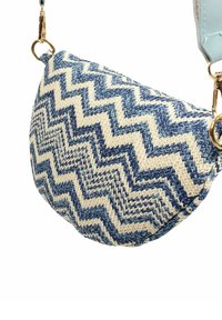 Gewebte Tasche in Blau und Beige mit einem Chevron-Muster, runder Form und goldfarbenen Hardware-Akzenten. Enthält einen abnehmbaren Träger.