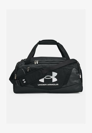 Svart gymväska med silverfärgad Under Armour-logotyp, dragkedjor, slitstarkt tyg, dubbla handtag och justerbar axelrem.