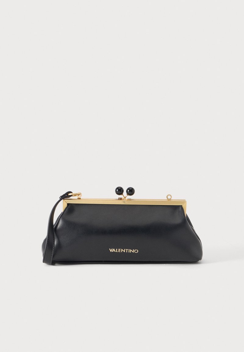 Μαύρο clutch Valentino με χρυσό πλαίσιο, στρογγυλό κούμπωμα, λουράκι καρπού και χρυσό λογότυπο Valentino μπροστά, σε λευκό φόντο.
