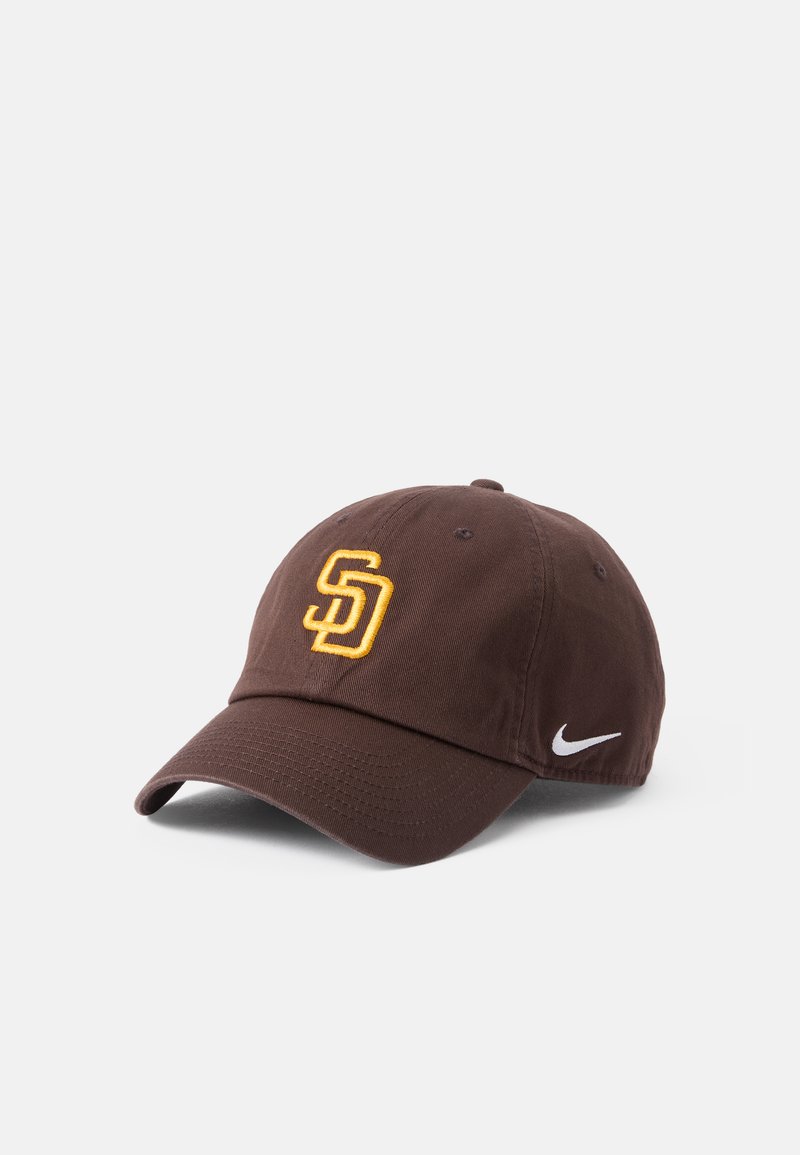 Brązowa czapka baseballowa wykonana z bawełny z haftowanym żółtym logo "SD" z przodu i białym logo Nike na boku; zakrzywiony daszek.