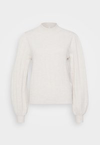 Maglione a maglia color crema pallida con collo alto, texture a coste e maniche lunghe a sbuffo. I polsini aderenti completano il design.
