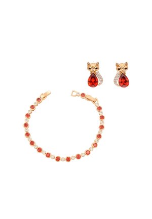 Guldarmbånd med skiftevis røde og klare sten, kombineret med øreringe i guldfarve formet som en ræv med røde dråbeformede ædelsten og små klare krystaller.