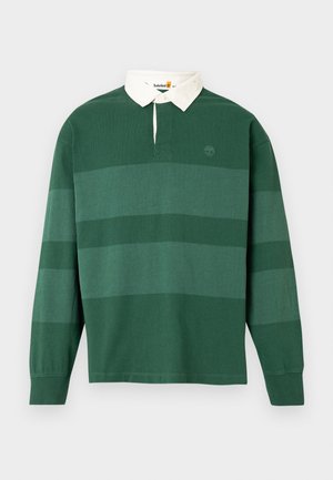 Langærmet rugbytrøje med grønne horisontale striber og en hvid krave, Timberland-logoet broderet på venstre bryst.
