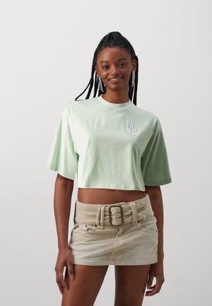 FEMALE MLB LE CROP TEE - Majica kratkih rukava s printom - green