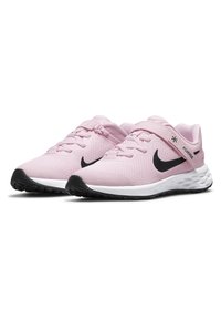 Baskets de sport rose clair avec une tige en mesh respirant, des accents de logo noirs et une semelle intermédiaire blanche. Caractéristiques d'une semelle extérieure noire texturée pour une meilleure adhérence.