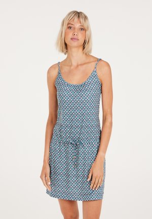 Robe à motifs bleus avec des bretelles fines, taille cintrée et jupe évasée. Présente un design géométrique en blanc et avec des accents roses.