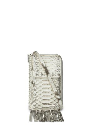 Bolso bandolera blanco con textura, tachuelas plateadas, cierre de cremallera, bolsillo frontal con solapa y flecos en la parte inferior.