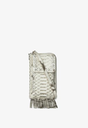 Bolso bandolera blanco con textura, tachuelas plateadas, cierre de cremallera, bolsillo frontal con solapa y flecos en la parte inferior.