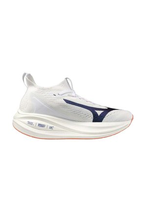 Chaussure de sport blanche avec un dessus en tricot texturé, accents bleus foncés, semelle rembourrée et design lisse et incurvé. Possède des lacets et une languette au talon.
