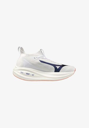 Chaussure de sport blanche avec un dessus en tricot texturé, accents bleus foncés, semelle rembourrée et design lisse et incurvé. Possède des lacets et une languette au talon.