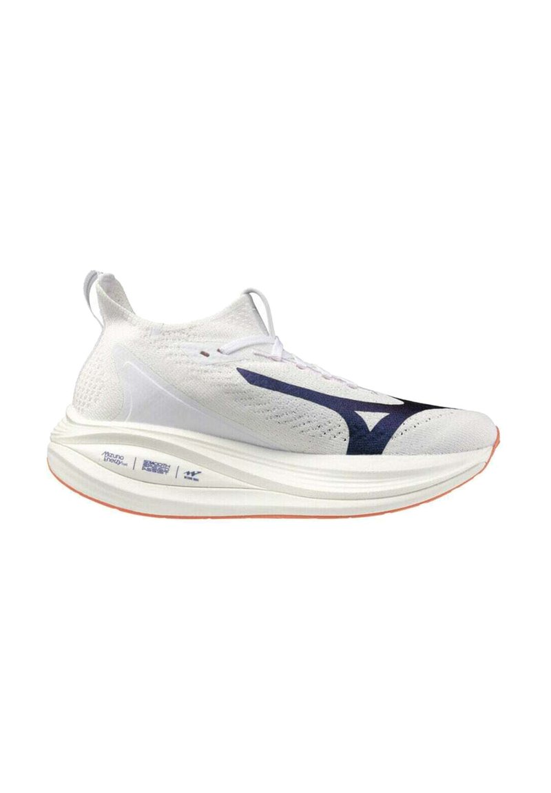 Chaussure de sport blanche avec un dessus en tricot texturé, accents bleus foncés, semelle rembourrée et design lisse et incurvé. Possède des lacets et une languette au talon.