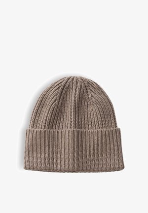 Braune gestrickte Mütze mit Rippenstruktur und umgeschlagenem Bündchen, dargestellt vor weißem Hintergrund.