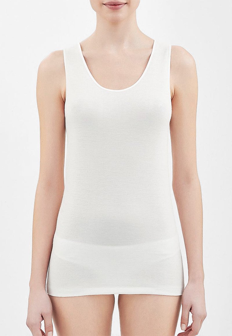 Canotta bianca realizzata in un tessuto morbido, con scollatura a barca e spalline larghe, dal taglio aderente e senza motivi visibili.