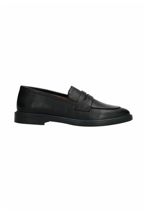 Zwarte leren loafers met een ronde neus en horizontale accentbanden, voorzien van een platte rubberen zool en een zachte textuur.