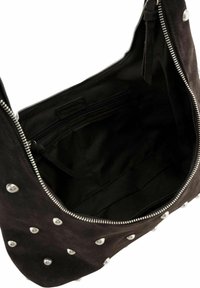 Sac à épaule en daim noir avec des clous en argent, doté d'une fermeture éclair et d'un intérieur en tissu noir avec une poche zippée et des compartiments.