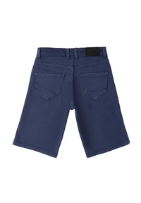 Pantalones cortos de mezclilla azul con un corte recto, detalles de costura, dos bolsillos traseros y una etiqueta con el logo negro en la cinturilla.