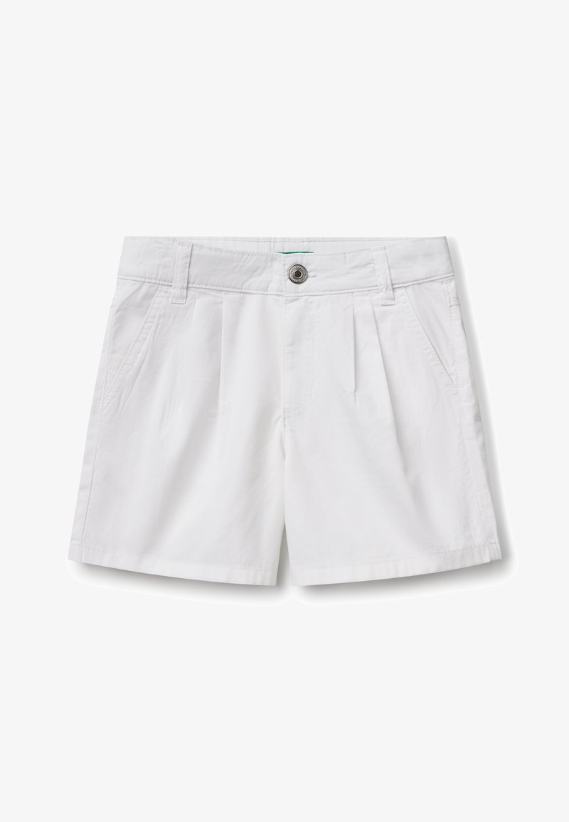 Shorts blancs en tissu léger, dotés d'une fermeture à bouton unique, de plis à l'avant et de poches latérales. Design simple et épuré.