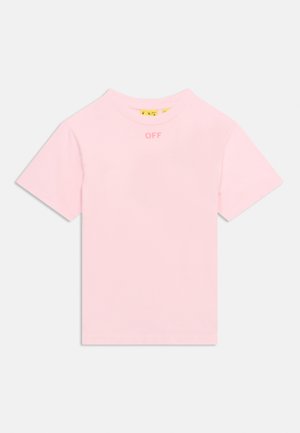 Camiseta de manga corta rosa claro con cuello redondo y pequeño texto "OFF" en rosa a juego cerca del cuello.