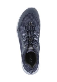 Scarpa sportiva con tomaia in rete blu navy, dettagli bianchi a contrasto, lacci elastici e suola in gomma con impugnatura testurizzata.