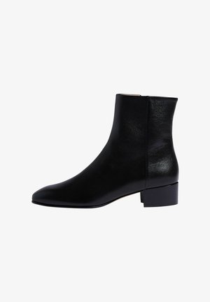 Schwarze Lederstiefelette mit spitzer Zehenpartie, glatter Textur und Blockabsatz. Das Design ist schlank und hat keine sichtbaren Verschlüsse.