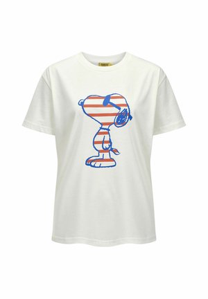 Weißes T-Shirt mit kurzen Ärmeln und einer cartoonhaften Hundegrafik mit blauen und roten Streifen, zentriert auf der Vorderseite.