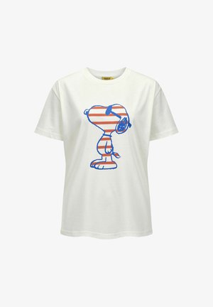 Weißes T-Shirt mit kurzen Ärmeln und einer cartoonhaften Hundegrafik mit blauen und roten Streifen, zentriert auf der Vorderseite.