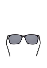 Lunettes de soleil rectangulaires noires avec des verres teintés gris et une finition brillante, vues de face sur un fond blanc.