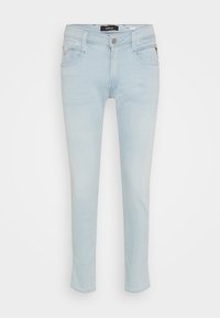 Jeans de mezclilla azul claro con corte slim, cinco bolsillos, cierre frontal de botón y un ligero desgastado.